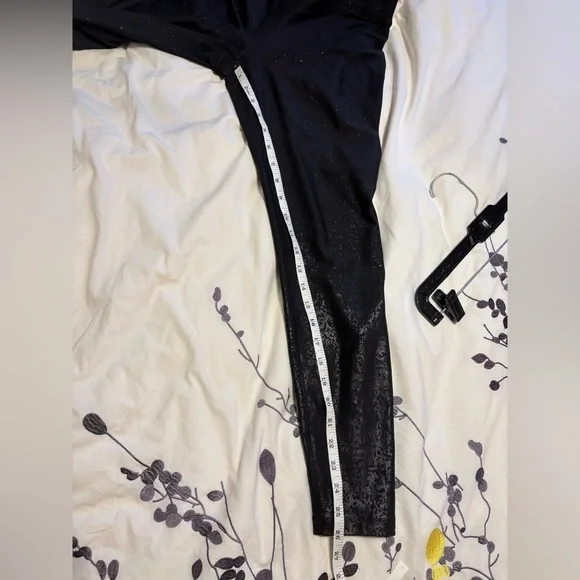 Beyond Yoga ALLOY OMBRE Midi Yoga Leggings – Black Foil Speckle - Picture 10 of 12